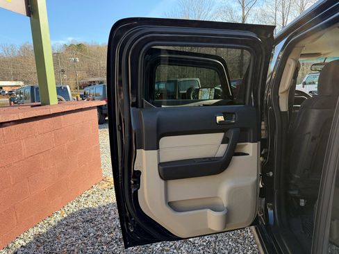 Used 2009 HUMMER H3T Adventure image 10