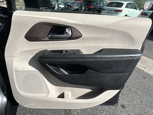 Used 2023 Chrysler Voyager LX image 21