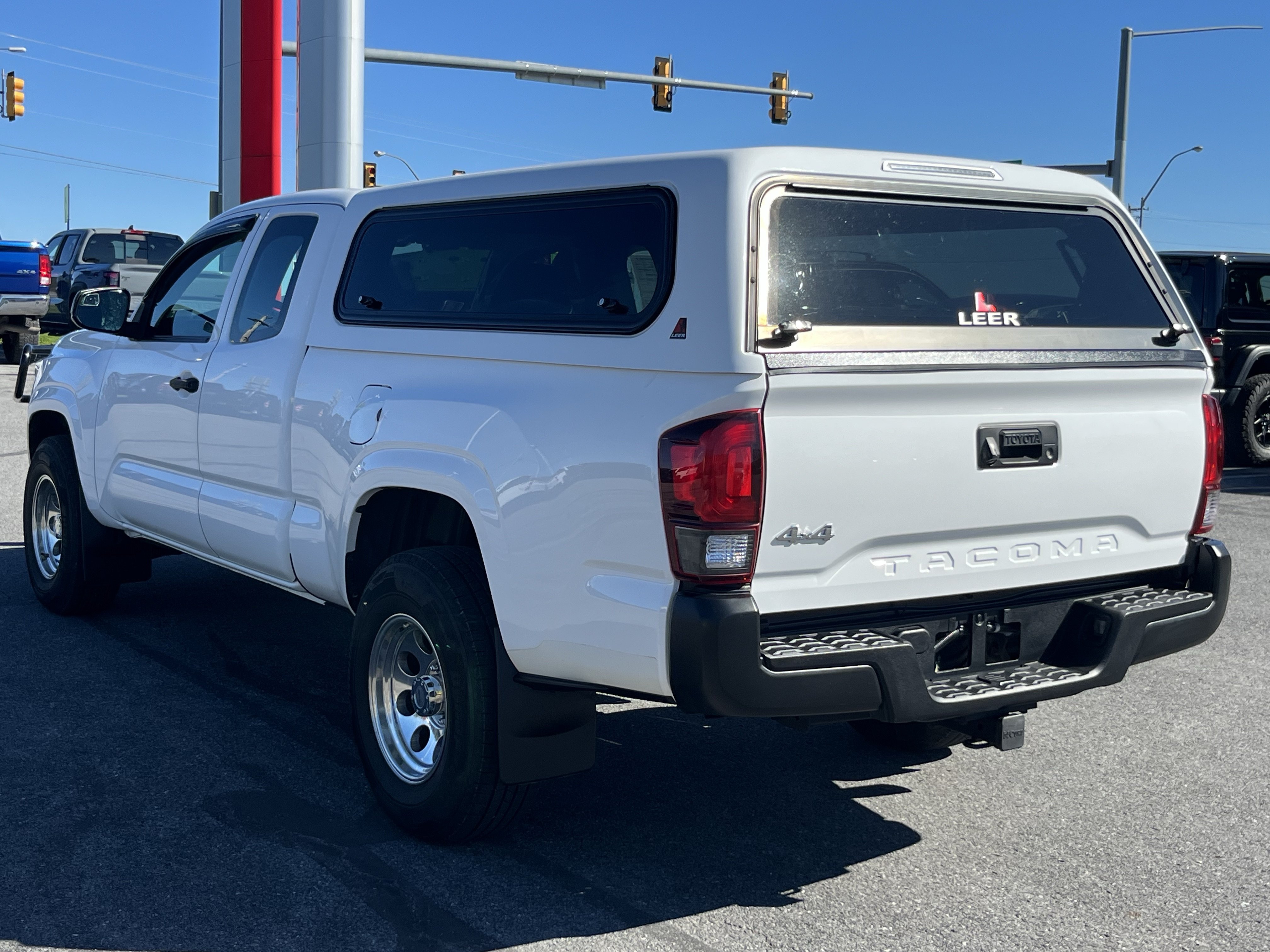 Used 2018 Toyota Tacoma SR AWD/4WD image 8