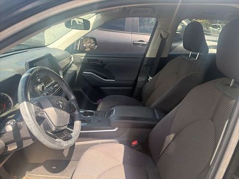Used 2021 Toyota Highlander LE image 6