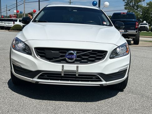 Used 2018 Volvo V60 T5 Cross Country w/ Convenience Package image 2