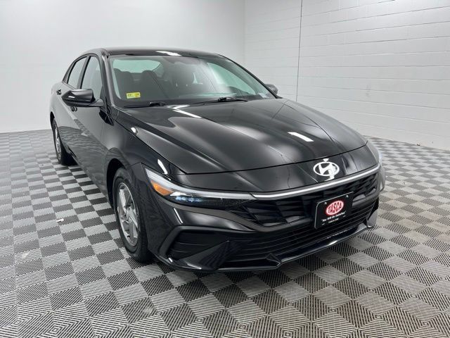 Used 2025 Hyundai Elantra SE FWD image 1