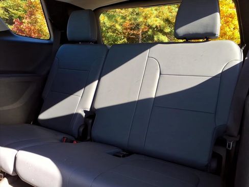 Used 2021 Chevrolet Traverse LT w/ LT Premium Package image 10