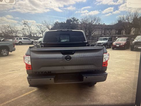 Used 2019 Nissan Titan SV w/ SV Convenience Package image 6