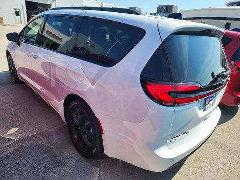 New 2026 Chrysler Pacifica Limited w/ S Appearance Package image 4