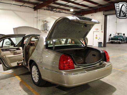 Used 2003 Lincoln Town Car Executive image 22