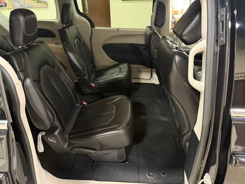 Used 2023 Chrysler Pacifica Touring-L FWD image 31