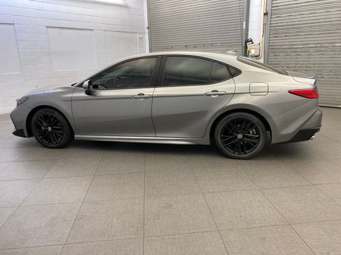 Used 2025 Toyota Camry SE w/ Convenience Package FWD image 5