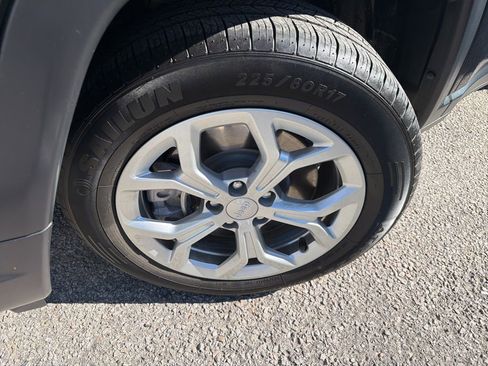 Used 2024 Jeep Compass Latitude image 2