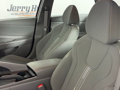 Used 2023 Hyundai Elantra SEL w/ Preferred Accessory Package image 11