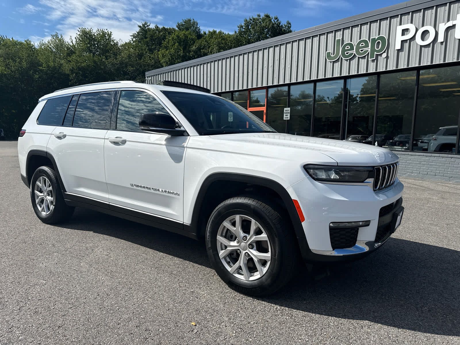 Used 2023 Jeep Grand Cherokee L Limited AWD/4WD image 1