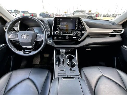 Used 2021 Toyota Highlander XLE image 16