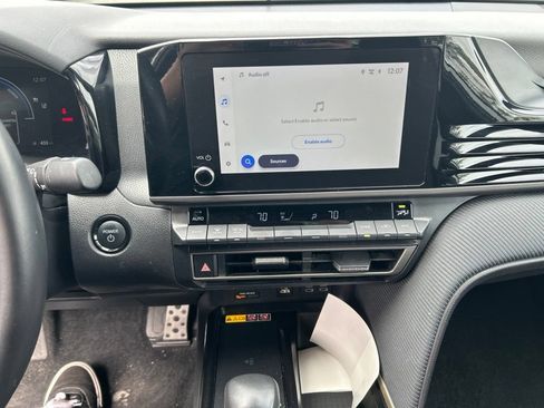 Used 2025 Toyota Camry SE FWD image 3
