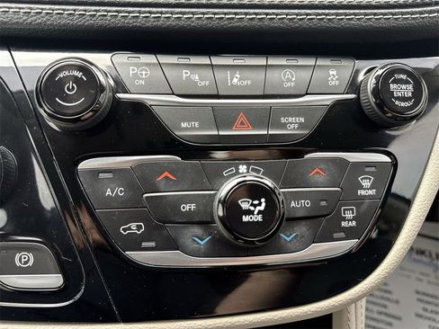 Used 2022 Chrysler Pacifica Limited image 19
