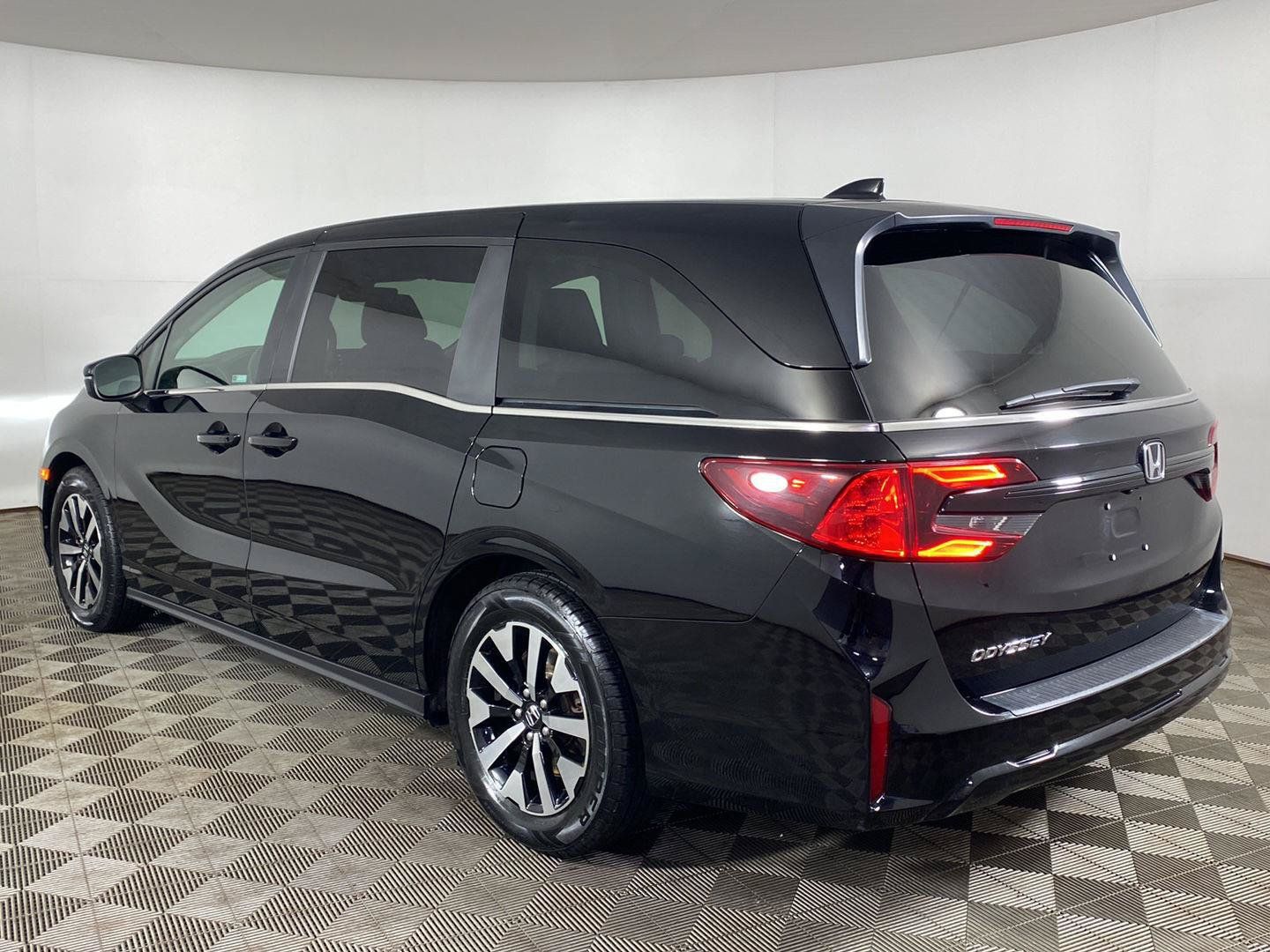 Used 2025 Honda Odyssey EX-L image 3