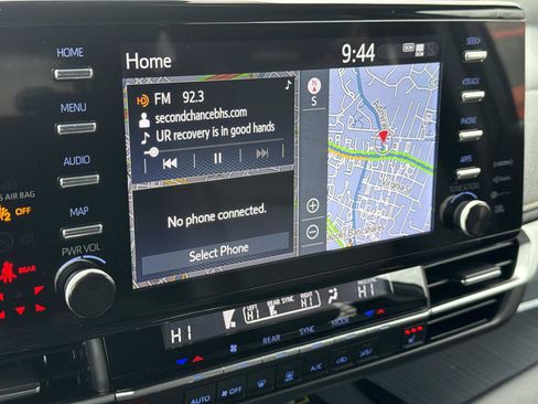 Used 2024 Toyota Sienna XLE Woodland Edition image 4