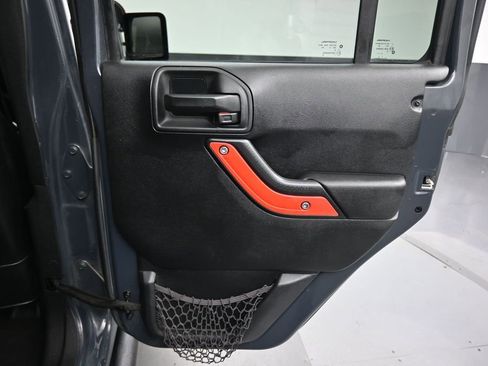 Used 2016 Jeep Wrangler Unlimited Rubicon w/ Connectivity Group AWD/4WD image 28