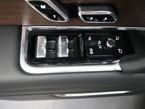 Used 2025 Land Rover Range Rover SE AWD/4WD image 25