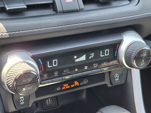 Used 2025 Toyota RAV4 XLE FWD image 20