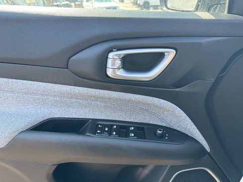 Used 2024 Jeep Compass Latitude image 11