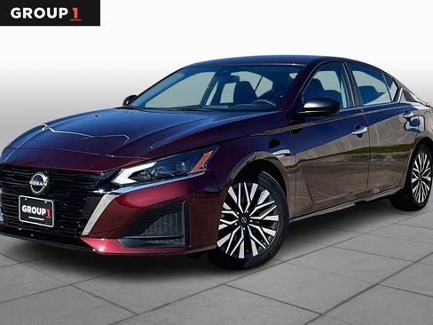 Used 2024 Nissan Altima 2.5 SV image 1