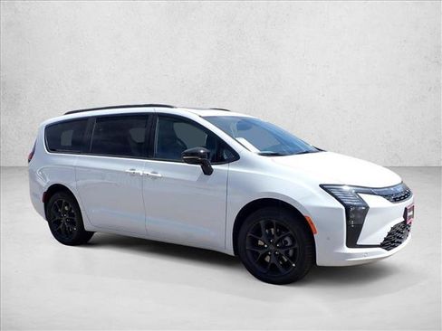 New 2027 Chrysler Pacifica Limited AWD/4WD image 6