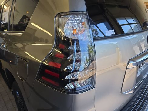 Used 2023 Lexus GX 460 Premium w/ Accessory Package AWD/4WD image 39