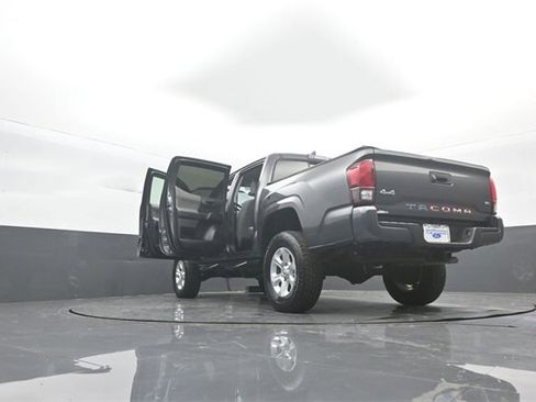 Used 2018 Toyota Tacoma SR image 45