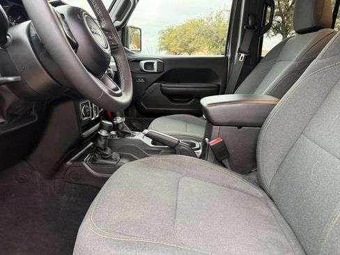 Used 2025 Jeep Wrangler Sport S image 28