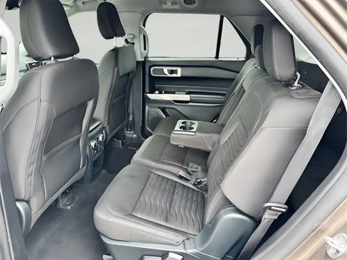 Used 2021 Ford Explorer XLT image 32