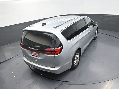Used 2024 Chrysler Pacifica Touring-L image 23