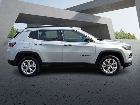 Used 2024 Jeep Compass Latitude AWD/4WD image 7
