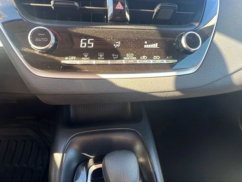 Used 2022 Toyota Corolla LE image 18