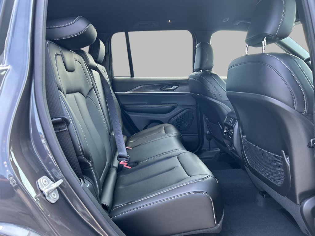 Used 2025 Jeep Grand Cherokee Limited AWD/4WD image 17