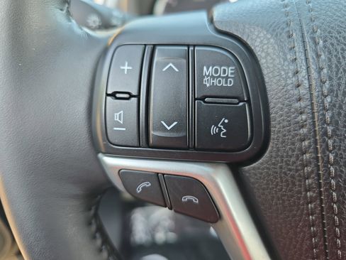 Used 2017 Toyota Highlander Plus AWD/4WD image 18