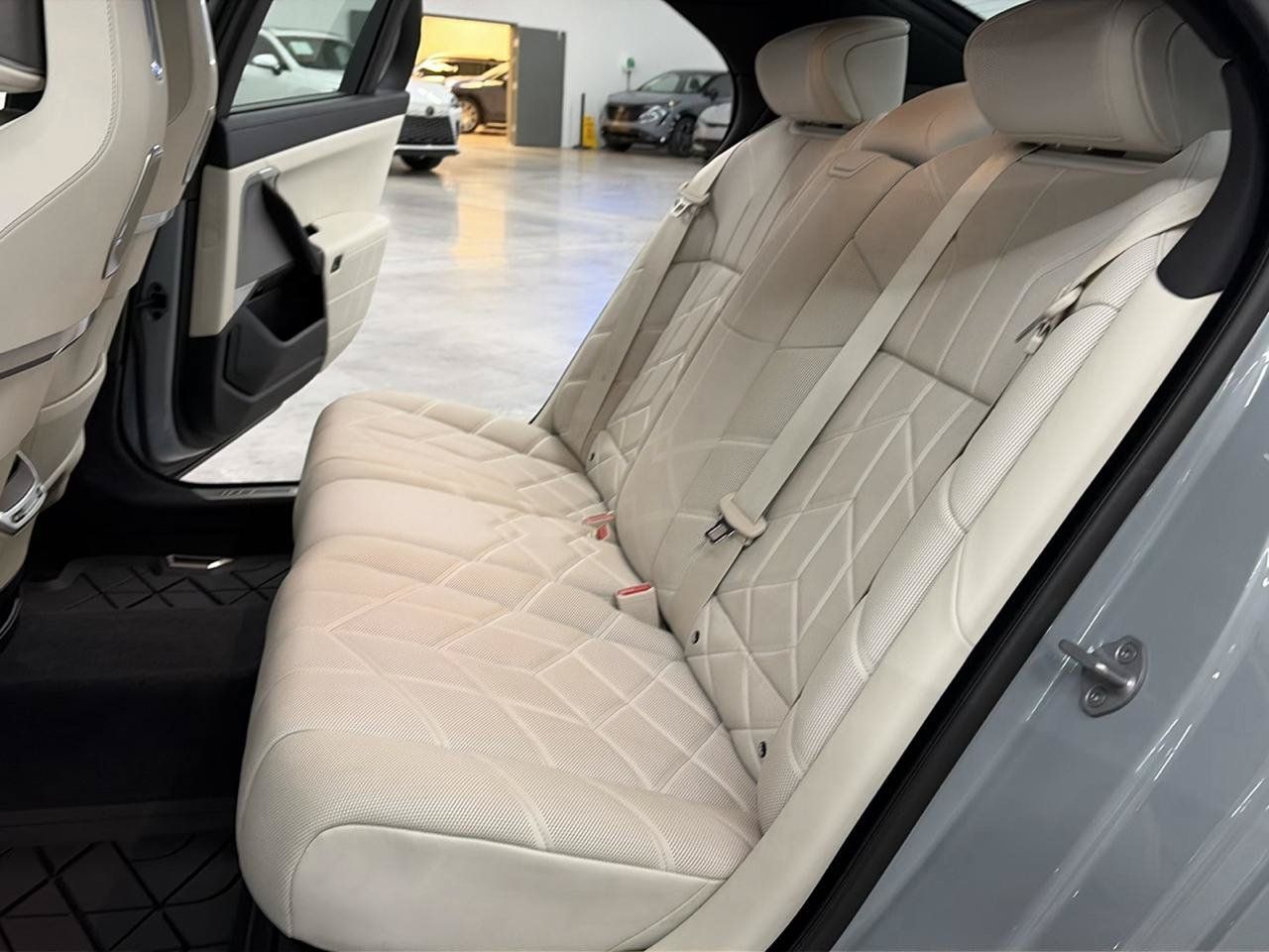 Used 2024 BMW i7 xDrive60 AWD/4WD image 21
