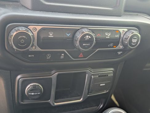 Used 2022 Jeep Gladiator Sport image 15