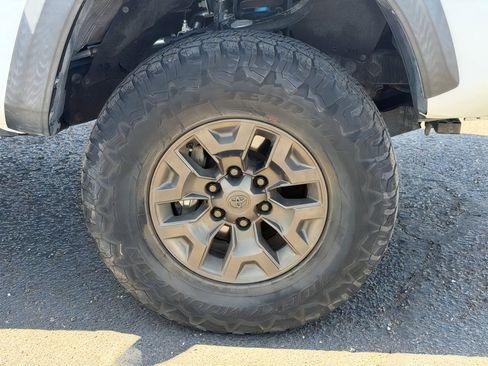 Used 2018 Toyota Tacoma TRD Off-Road AWD/4WD image 9