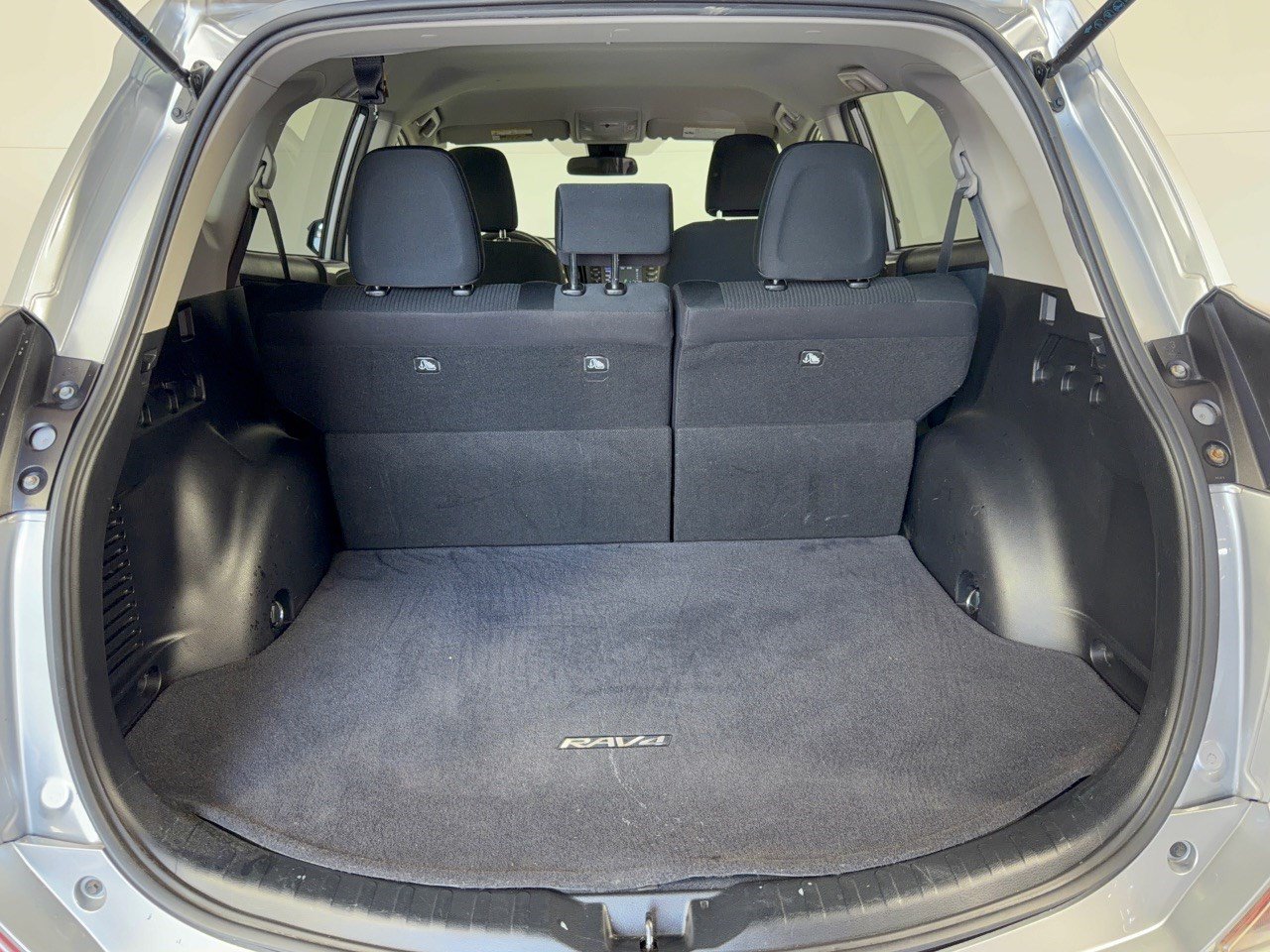 Used 2018 Toyota RAV4 LE w/ Carpet Mat Package AWD/4WD image 28