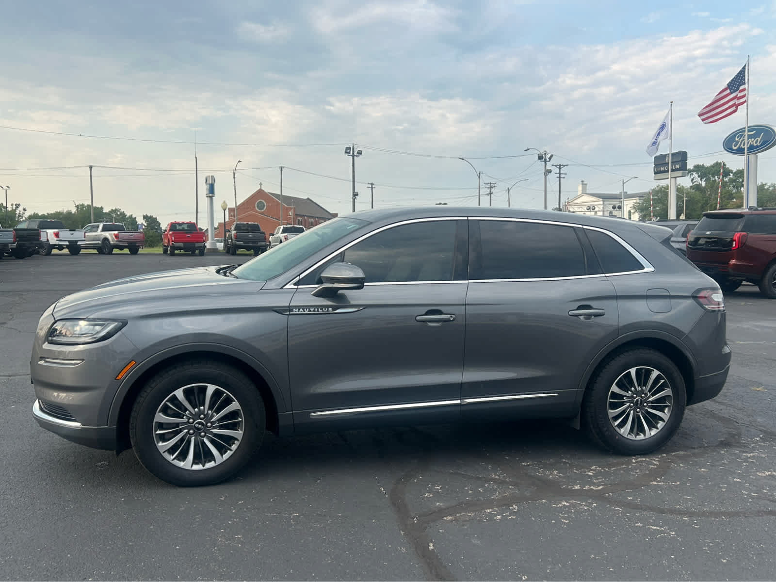 Used 2023 Lincoln Nautilus FWD image 1