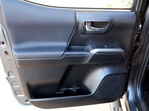 Used 2019 Toyota Tacoma TRD Sport w/ Technology Package image 17