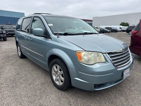 Used 2009 Chrysler Town & Country Touring w/ Family Value Group FWD image 3
