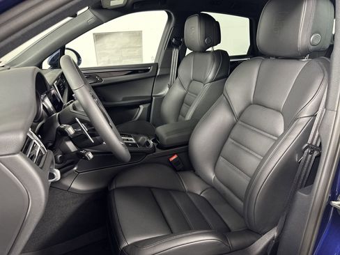 Certified 2025 Porsche Macan image 5