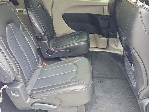 Used 2023 Chrysler Pacifica Touring-L FWD image 18