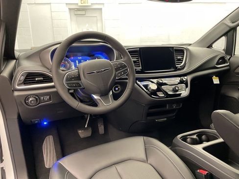 New 2026 Chrysler Pacifica Select image 9