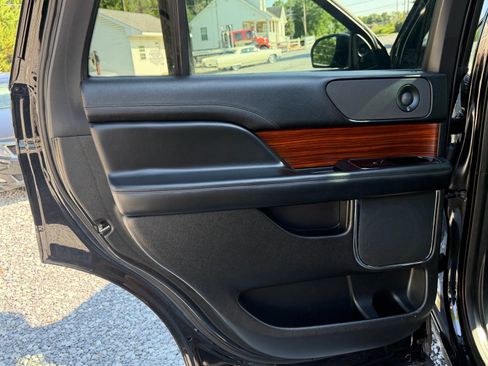 Used 2018 Lincoln Navigator Select AWD/4WD image 14