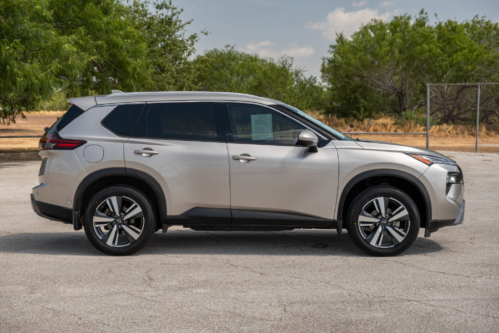 Used 2024 Nissan Rogue SL FWD image 9