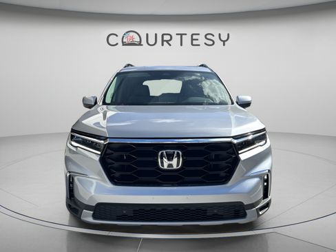 Certified 2025 Honda Pilot Touring image 9