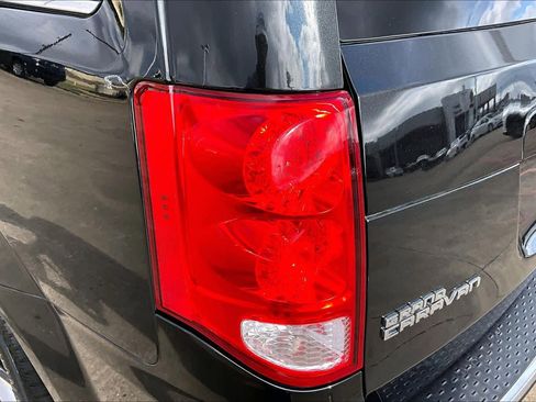 Used 2017 Dodge Grand Caravan SXT image 28