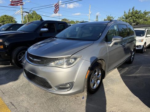 Used 2017 Chrysler Pacifica Touring-L Plus image 2